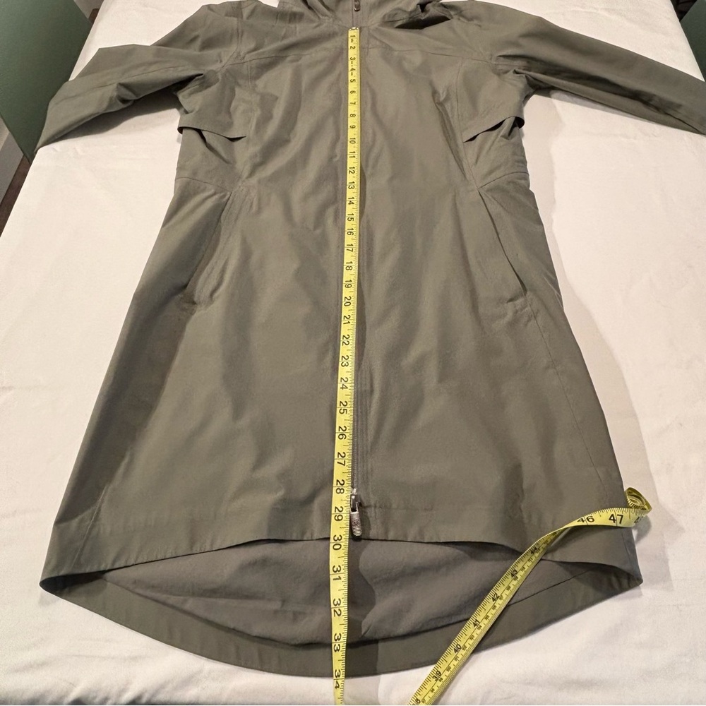 lululemon athletica Women's Olive Hooded Raincoat - Picture 8 of 13